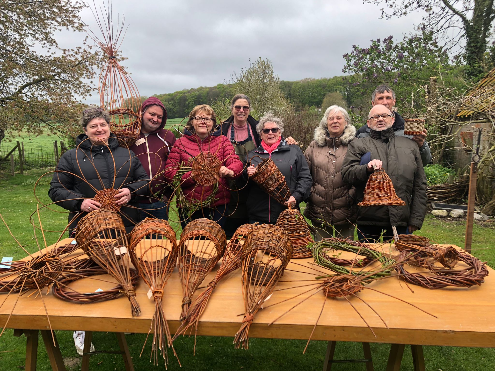 groepsfoto van cursisten met vlechtwerk tijdens een meerdaagse studiereis