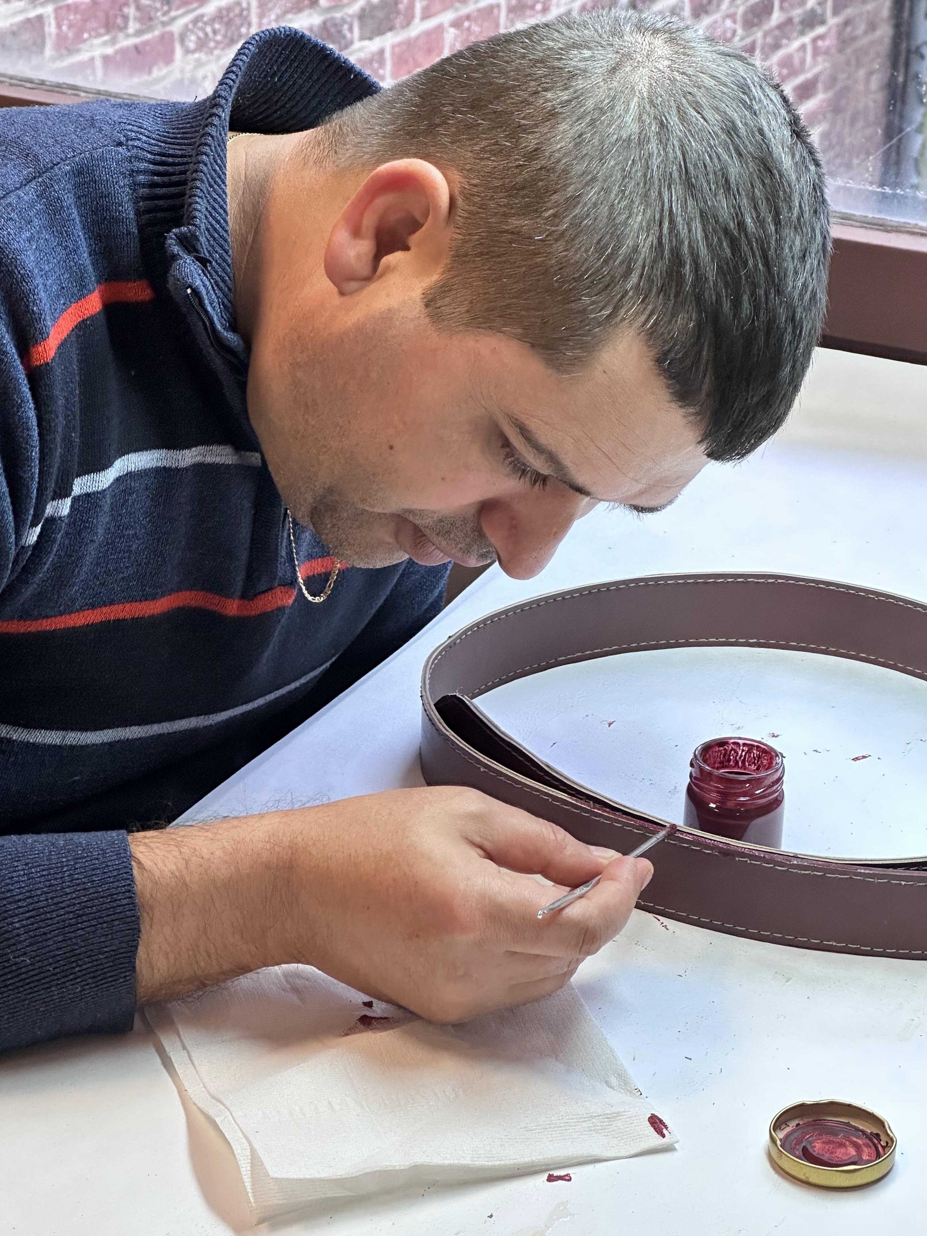 cursist past aangeleerde technieken toe aan een werkstuk