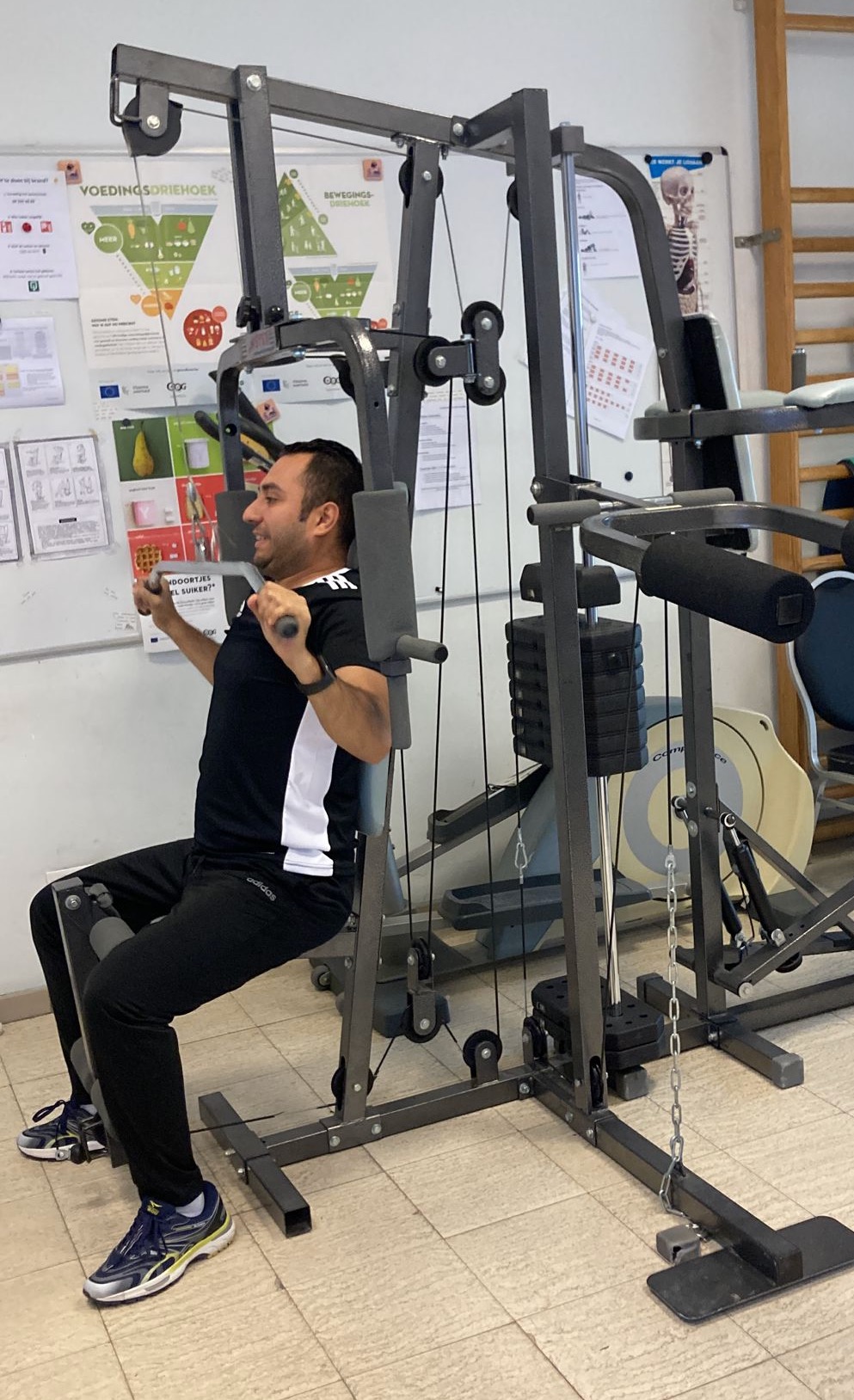 cursist aan de gewichten tijdens de fitness-les