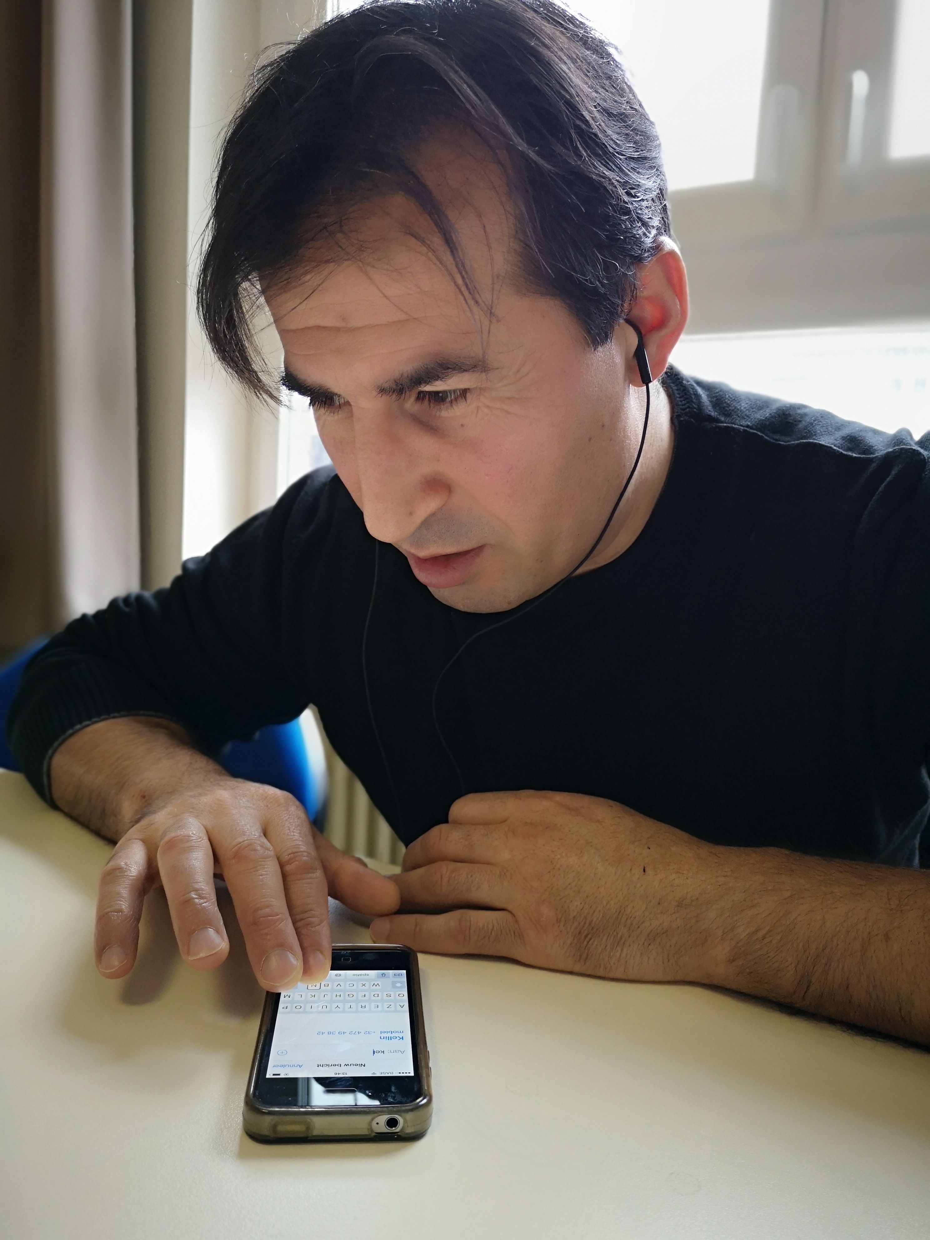 cursist gebruikt VoiceOver om te lezen op zijn iPhone