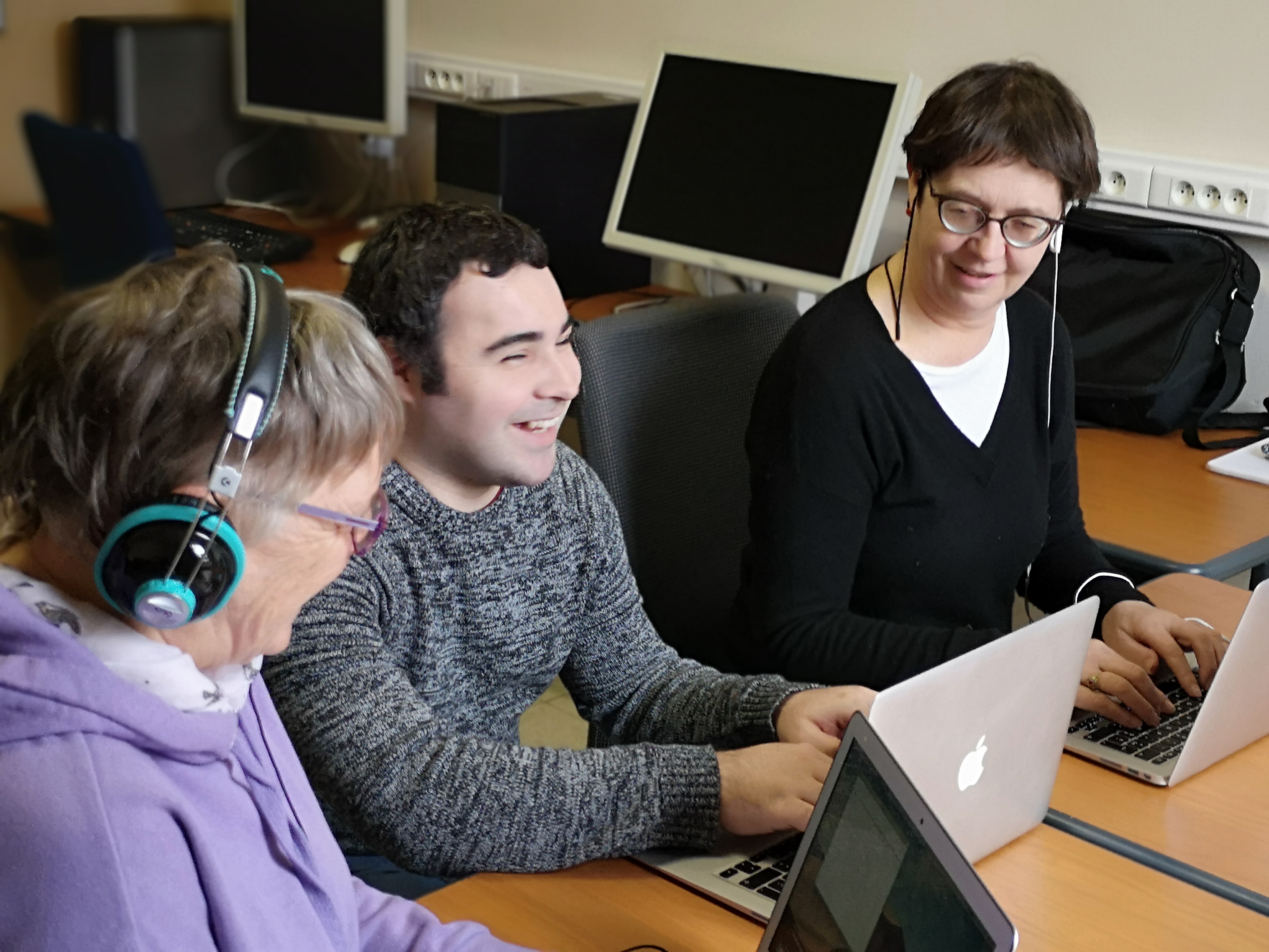 cursisten aan het werk in de Mac-les
